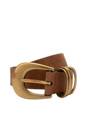 Ceinture en cuir marron avec une grande boucle dorée antique courbée et trois passants dorés assortis sur fond blanc.
