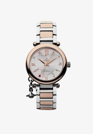 Zilveren en roségouden metalen horloge met een ronde kast, een wijzerplaat in de vorm van een hart, Romeinse cijfers en een decoratieve bedel bevestigd aan de band.