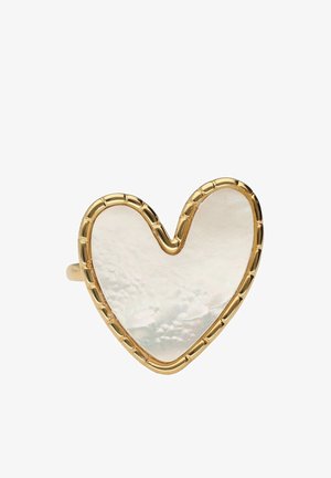 Anillo en forma de corazón con un centro blanco martillado, enmarcado por un borde texturizado dorado y brillante sobre una banda dorada.
