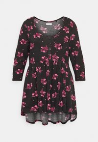 Abito nero con stampa floreale rosa, scollatura rotonda, chiusura con bottoni, maniche a tre quarti e orlo svasato che scende sotto la vita.
