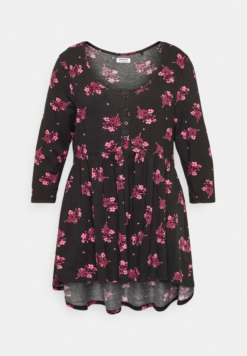 Schwarzes Kleid mit rosa floralem Muster, runder Ausschnitt, Knopfverschluss, Dreiviertelärmel und ausgestellter Saum, der unter der Taille endet.