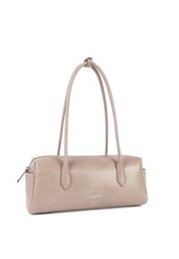 Sac à main rectangulaire en cuir beige avec deux longues anses, fermeture éclair argentée sur le côté et petit logo "Lancaster Paris" à l'avant.