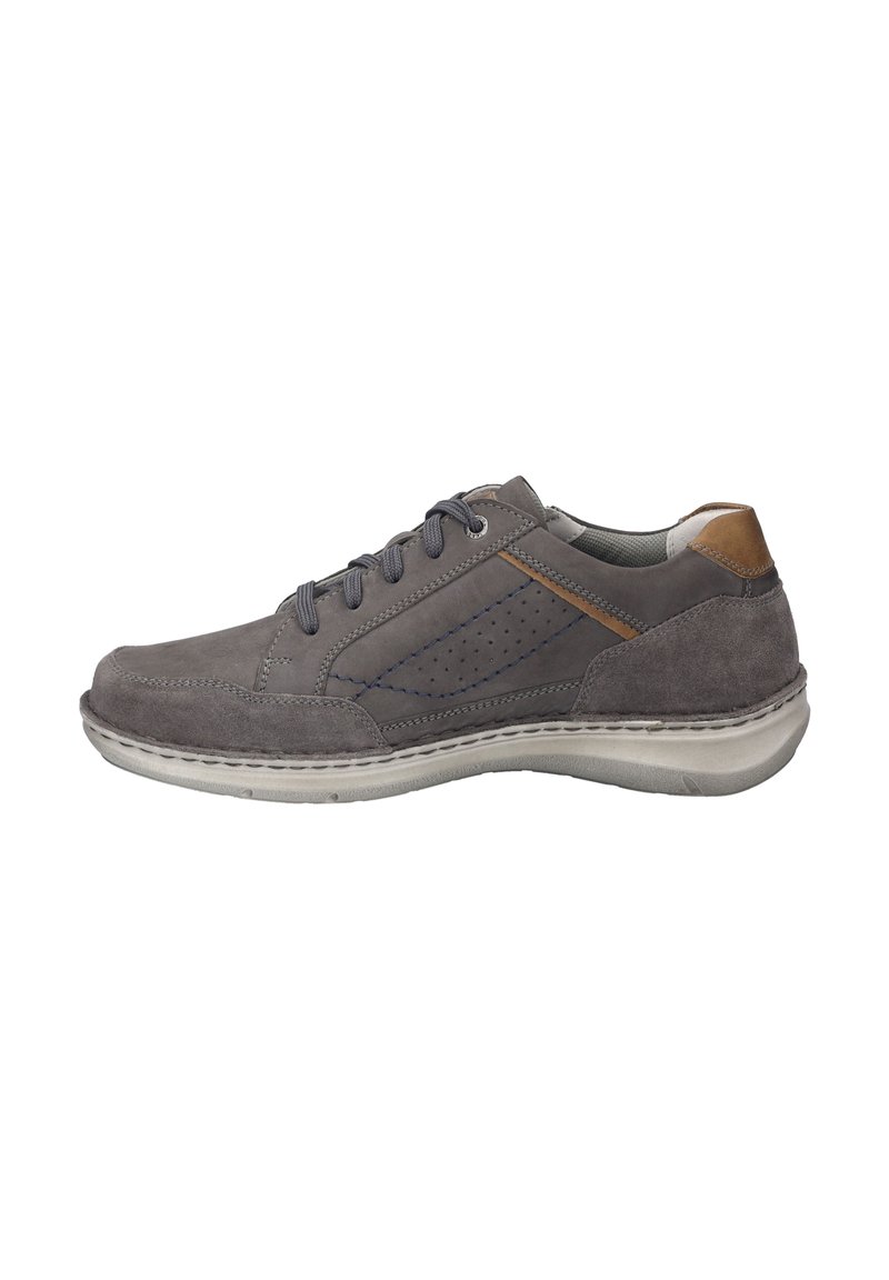 Sneaker in suede grigio con finitura liscia, accenti di cuciture blu e dettagli in pelle marrone. Caratterizzato da lacci piatti e suola testurizzata.