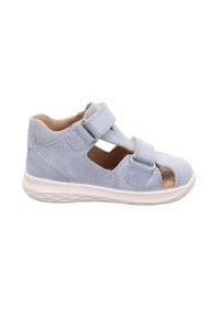 Blå ruskind sandaler til småbørn med to justerbare Velcro-stropper, åben tå design og hvid gummisål, der har udskæringer for åndbarhed.