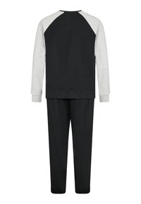 Pantaloni della tuta neri abbinati a una maglietta a maniche lunghe nera e grigia con maniche raglan. Realizzati in tessuto morbido e traspirante.