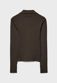 Brązowa prążkowana bluzka z długim rękawem i kołnierzykiem, o dopasowanym kroju i subtelnej fakturze, bez widocznych zapięć ani wzorów.