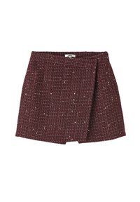 Mini-jupe en tweed bordeaux avec une surface texturée, présentant un motif à carreaux et des accents métalliques subtils. Conçue dans un style portefeuille.