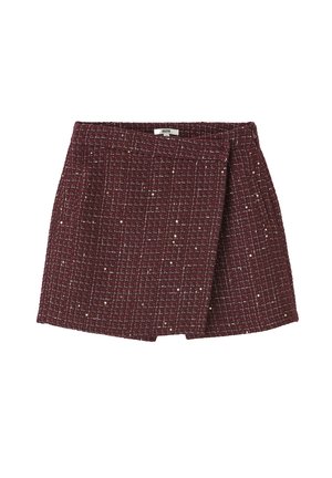 Mini-jupe en tweed bordeaux avec une surface texturée, présentant un motif à carreaux et des accents métalliques subtils. Conçue dans un style portefeuille.