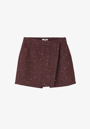Mini-jupe en tweed bordeaux avec une surface texturée, présentant un motif à carreaux et des accents métalliques subtils. Conçue dans un style portefeuille.