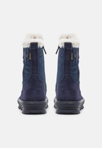 Navyblå vinterstøvler med en nederste del i semsket skinn, faux fur-fôr og stjerneaksent bak. Teksturet gummisåle for godt grep.