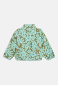 Ζακέτα από πλεκτό fleece με ψηλό γιακά, μακριά μανίκια και μπλε λουλουδάτο σχέδιο σε ελιά χρώματος φόντο, εμφανίζεται από πίσω.