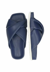 Marineblauwe schuifsandalen gemaakt van zacht materiaal, met een gedraaide bandontwerp en een witte rubberen zool voor contrast.