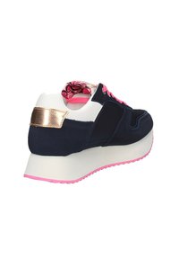 Sneaker blu navy con suola bianca e rosa, dettagli metallici e soletta decorata. Presenta pannelli laterali neri e lacci rosa.