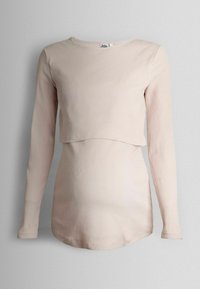 Pika-sleeve top pehmeast beežist ribakanga, ümmarguse kaeluse ja lühikese ülepinna disainiga, sirge ääre ja vormitud varrukatega.