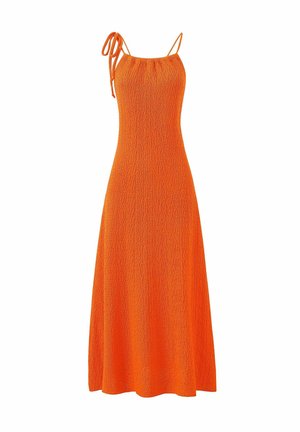 Robe maxi orange sans manches avec des bretelles ajustables, en tissu texturé et avec une silhouette fluide, convient pour une tenue décontractée ou formelle.