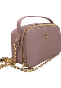 Piccola borsa a tracolla rettangolare in materiale testurizzato rosa chiaro. Presenta dettagli in oro, una tracolla a catena e una chiusura con zip.