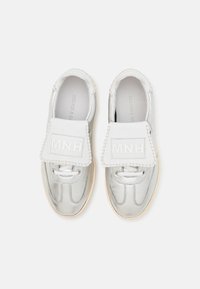 Silverfärgade lädersneakers med ett vitt, upphöjt logoband, rund tå och beige gummisula; har snören och sömnadsdetaljer.