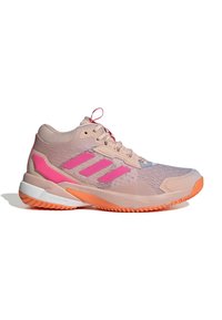 Chaussure de sport rose clair avec accents roses, tige en mesh, semelle en caoutchouc et design texturé. Comprend une fermeture à lacets et un logo à trois bandes.