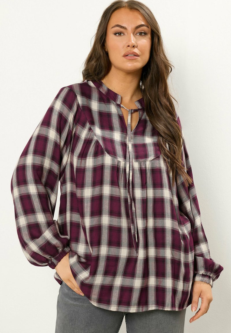 Langschedige geruite blouse in paars en wit, met een sleufhalslijn en gatherende manchetten, gemaakt van zachte stof met een ontspannen pasvorm.