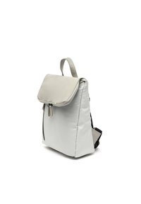Sivý a biely batoh vyrobený z hladkého materiálu, s preklopom na uzatváranie, zipsovým predným vreckom a nastaviteľnými ramennými popruhmi.