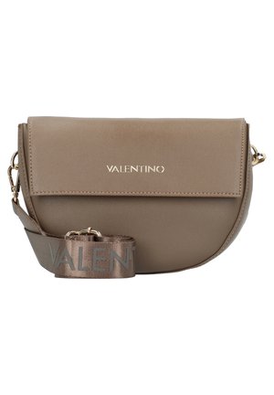 Skuldertaske i taupe halvmåneform med klaplukning, gyldent Valentino-logo foran og bred justerbar stofrem med Valentino-bogstaver.