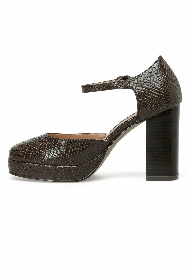 Escarpin en cuir marron à finition texturée, avec un bout arrondi, une bride à la cheville et un talon bloc épais à motif. Dispose d'une semelle plateforme.
