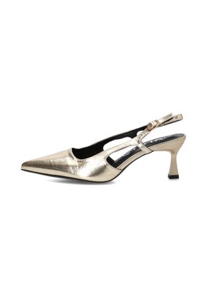 Zapato slingback metálico dorado con punta afilada, tacón pequeño y correa ajustable con hebilla sobre un fondo blanco.