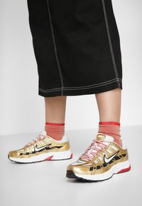 Nike Sportswear W NIKE P-3000 CNCPT - Sportcipő - light bone/summit white/metallic gold/university red/black