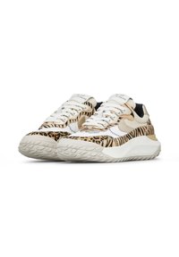 Sneakers con un design a stampa leopardata beige e nera, lacci bianchi e una suola in gomma spessa. Presentano materiali lisci e tessurizzati.
