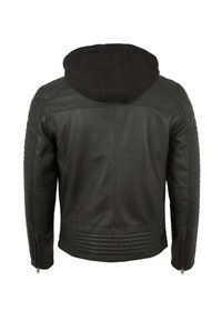 Schwarze Lederjacke mit abnehmbarem schwarzen Kapuzenpullover, gerippten Akzenten an den Schultern und mit Reißverschlüssen versehenen Seitentaschen. Glatte Textur.