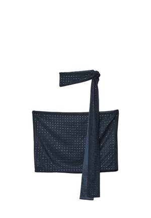 Mørkeblå off-shoulder top med en bundet rem, der har et perforeret design og glat tekstur. Firkantet form og tætsiddende silhuet.