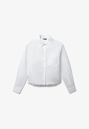 Weißes Langarmhemd mit Knöpfen und Kragen, einer einzelnen Brusttasche und leicht verkürztem Saum vor weißem Hintergrund.