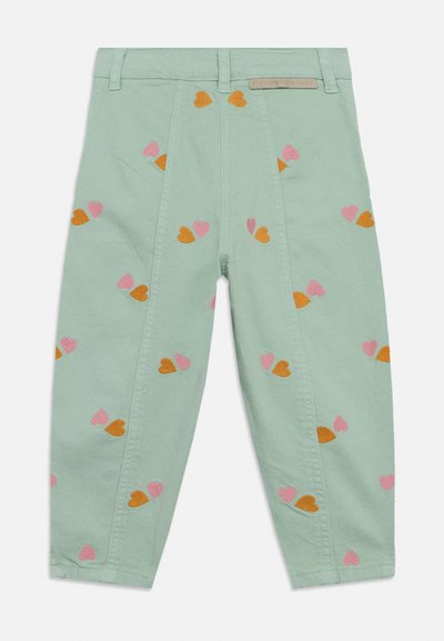 Lys grønne bukser med vide ben, brodert med små rosa og oransje hjerteformer spredt over stoffet.