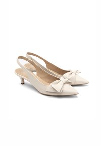 Slingback-kengät off-white nahasta, teräväkärkinen design, pieni nauha edessä ja matala kitten-korko. Sujuva pinta.