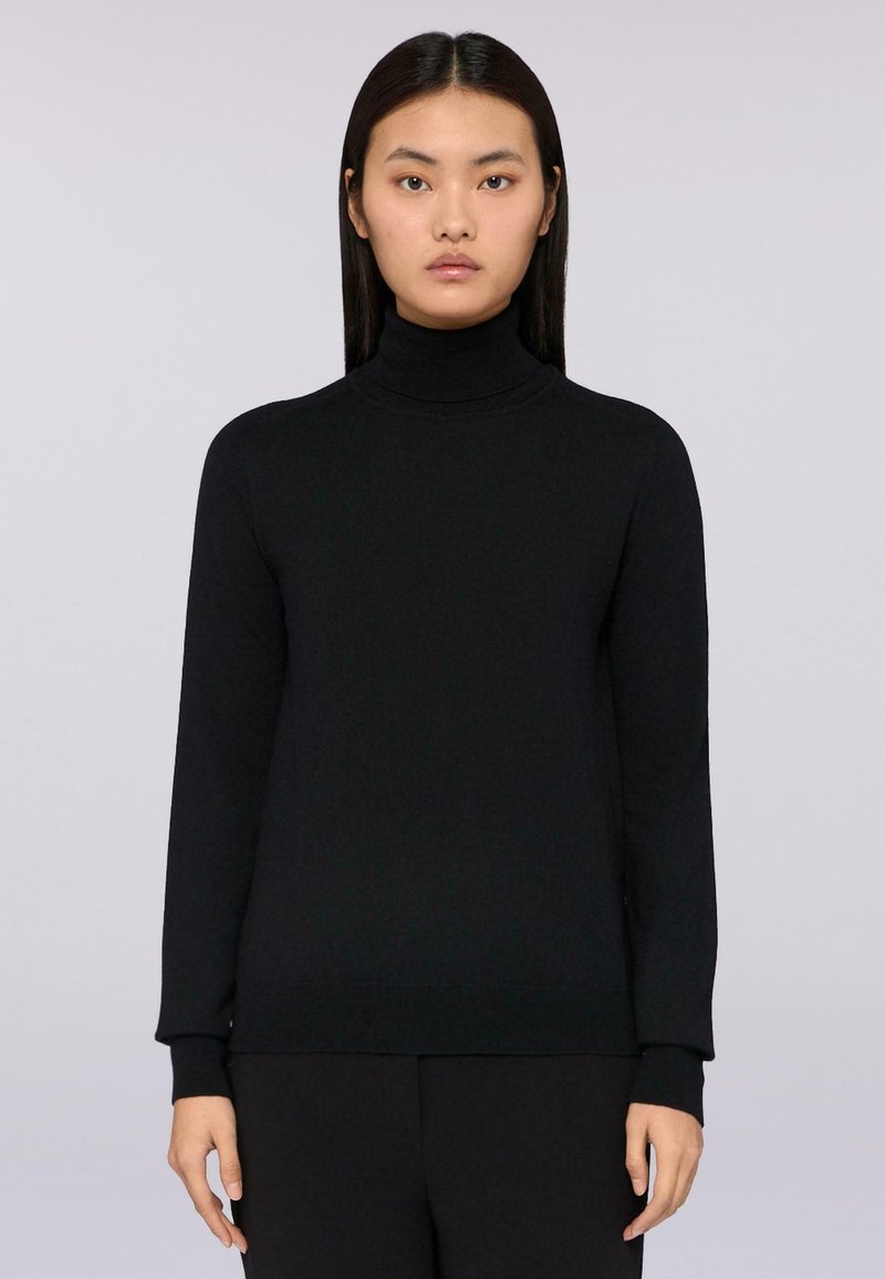 Svart polotröja med lång ärm, lätt stickad tyg, ribbade cuffar och fåll, åtsittande passform, enkel design utan mönster.