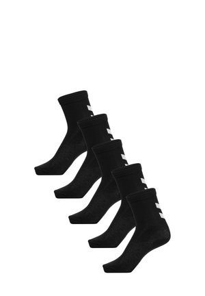 Pięć par czarnych skarpetek do połowy łydki z białymi paskami z logo, ułożonych po przekątnej na białym tle.