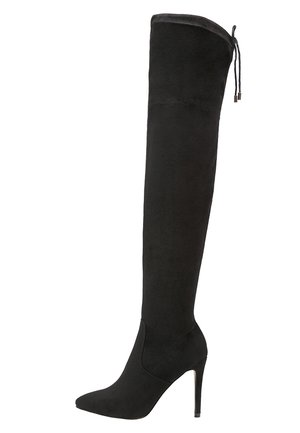 Musta mokkanahkainen polven yläpuolelle ulottuva korkokengäs, jossa on kärjistetty varvas ja nauhallinen solmimisnauha yläreunassa, kuvattuna sivulta.