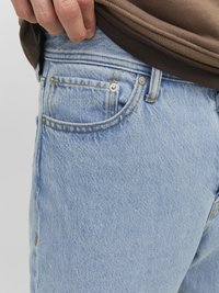 Lichtblauwe denim jeans met een rechte snit, zichtbare zakstiksels en details van metalen hardware. De stof heeft een gladde, gestructureerde uitstraling.