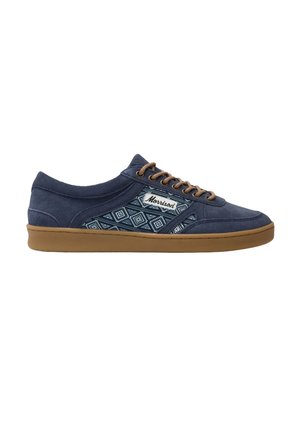 Baskets décontractées bleu foncé avec semelle et lacets marron, avec un panneau en tissu à motifs et une étiquette "Morrison" sur le côté.