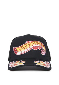 Gorra negra con visera curva, que presenta un logo "SUPERCHARGED" en rojo y amarillo, y diseños de llamas en la parte delantera y los laterales.