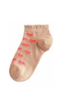 Beige ankelstrumpa med ribbad mudd och spridda rosa hjärtan på ytterytan. Mjukt material med en slät yta.