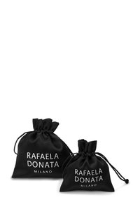 Sorte satin drawstring poser i to størrelser med hvidt trykt logo "Rafaela Donata Milano" på fronten. Glat tekstur og blød finish.