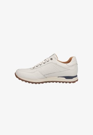 Zapatilla blanca de cuero con cordones al frente, panel lateral perforado, suela de goma marrón y cuello del talón acolchado, vista lateral.