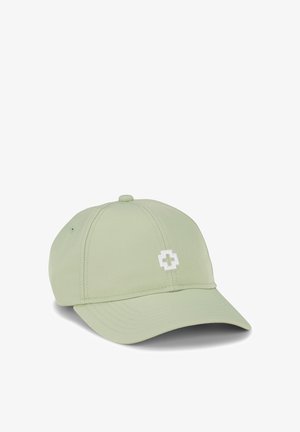 Cappellino da baseball verde chiaro in tessuto con una texture morbida, caratterizzato da un logo a croce bianco sul davanti. Visiera curva e regolabile sul retro.
