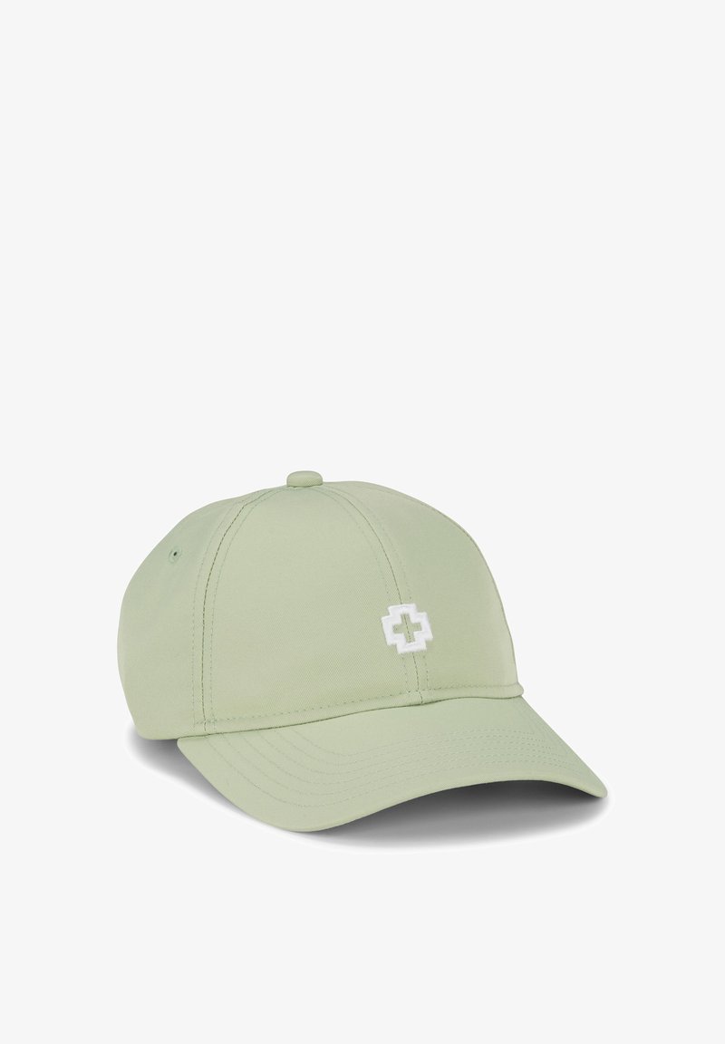 Hellgrüner Baseballcap aus Stoff mit glatter Textur, auf der Vorderseite mit einem weißen Kreuzlogo ausgestattet. Mit gebogenem Schirm und verstellbarem Rücken.