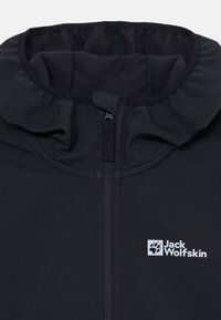 Schwarze, gefütterte Jacke mit hohem Kragen, Frontreißverschluss und strukturiertem Stoff. Mit dem „Jack Wolfskin“-Logo auf der Vorderseite.