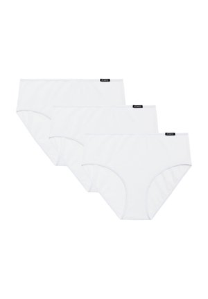 Trzy białe figi damskie z małą czarną metką "ATLANTIC" ułożone w przesuniętej pozycji na białym tle.