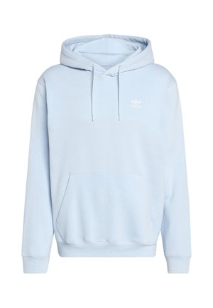 Jasnoniebieska bluza Adidas z kapturem, kieszenią z przodu, sznurkiem w kapturze oraz małym białym logo na piersi.
