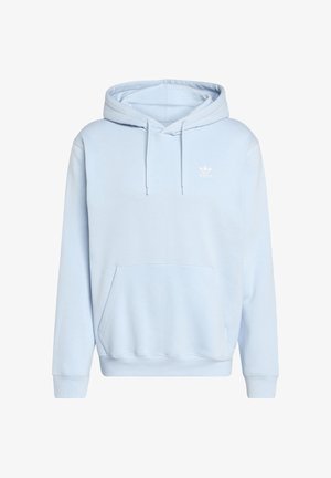 Vaaleansininen Adidas-huppari, jossa on etutasku, nyörisäädettävä hupunaukko ja pieni valkoinen logo rinnassa.