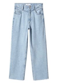 Jean en denim bleu clair avec une coupe à jambes larges, doté de poches avant, d'une fermeture éclair et d'ourlets effilochés pour un look décontracté.